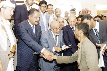 د. مجور لدى تسليم تعويضات الدفعة الأولى للمتضررين في بني حشيش أمس